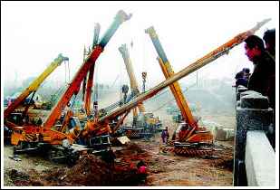 6輛大吊車合力營救深陷打樁機(jī)